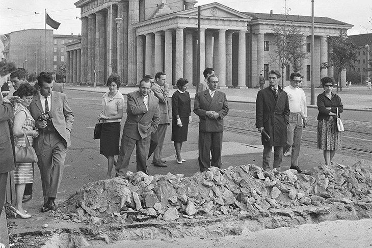 Aufgerissenes Straßenpflaster am Brandenburger Tor; Aufnahme 13. August 1961