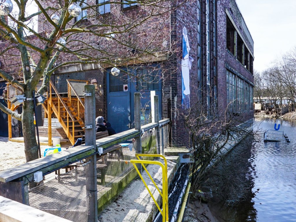 Pfosten einer Plattenwand der Vorfeldsicherung der DDR-Grenzanlagen am Osthafen in Berlin-Treptow (2); Aufnahme 2015