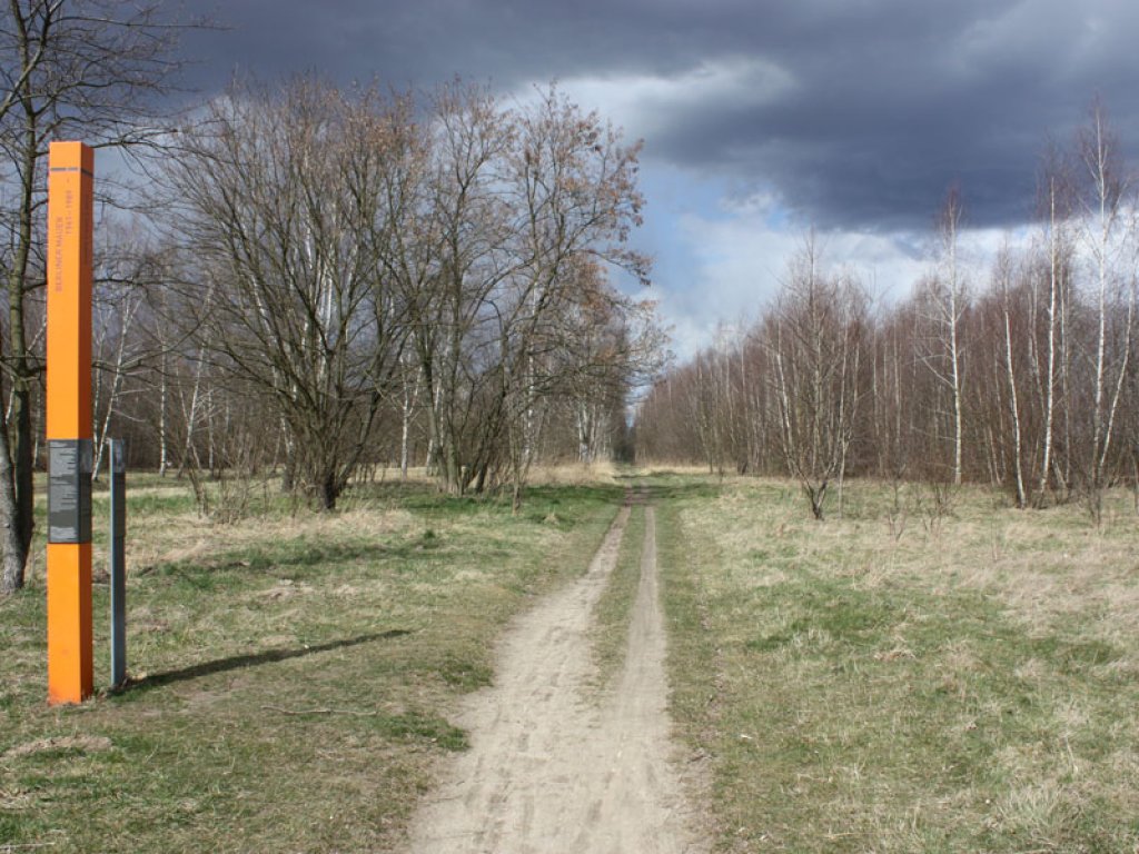 Gedenkstele für Horst Kullack nördlich des Lichtenrader Damms im Todesstreifen der DDR-Grenzanlagen zwischen Großziethen und Berlin-Lichtenrade (2); Aufnahme 2015 Gedenkstele für Horst Kullack nördlich des Lichtenrader Damms im Todesstreifen der DDR-Grenzanlagen zwischen Großziethen und Berlin-Lichtenrade (2); Aufnahme 2015