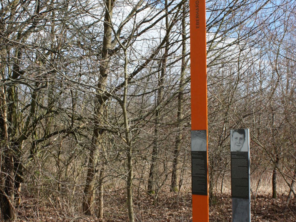 Gedenkstele für Eberhard Schulz, der bei einem Fluchtversuch am 30. März 1966 erschossen wurde, am Kölner Damm zwischen Großziethen und Berlin-Neukölln (1); Aufnahme 2015