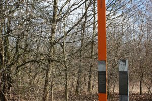 Gedenkstele für Eberhard Schulz, der bei einem Fluchtversuch am 30. März 1966 erschossen wurde, am Kölner Damm zwischen Großziethen und Berlin-Neukölln (1); Aufnahme 2015