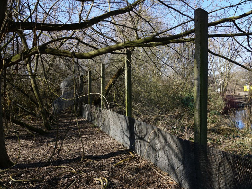 Streckmetallgitterzaun als vorderstes Sperrelement der DDR-Grenzanlagen am Teltowkanal zwischen Teltow-Seehof und Berlin-Lichterfelde (7); Aufnahme 2015