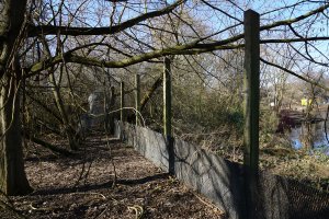 Streckmetallgitterzaun als vorderstes Sperrelement der DDR-Grenzanlagen am Teltowkanal zwischen Teltow-Seehof und Berlin-Lichterfelde (7); Aufnahme 2015