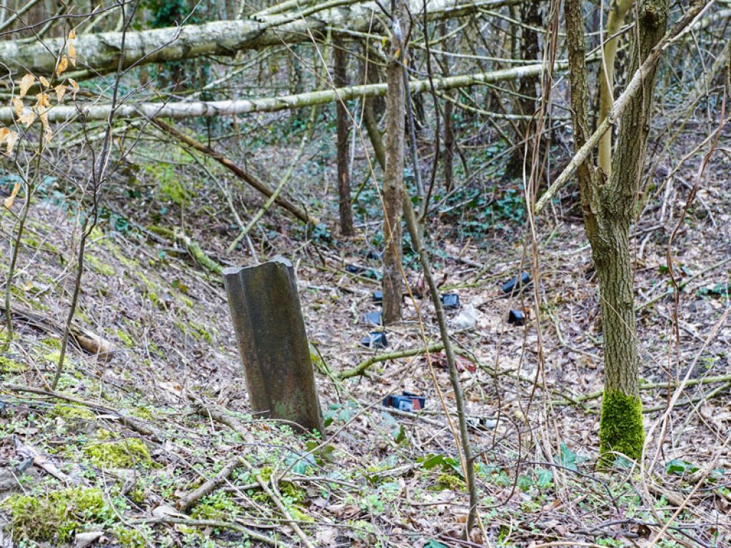 KfZ-Sperrgraben mit T-Eisenträger im Todesstreifen der DDR-Grenzanlagen an der Stammbahn in Kleinmachnow; Aufnahme 2015