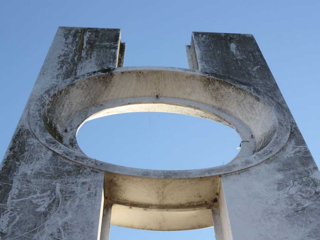 Ohne Staatswappen: Doppelstele des Künstlers Lutz Brandt an der A 115 zwischen dem DDR-Grenzübergang Drewitz und dem West-Berliner Grenzkontrollpunkt Dreilinden; Aufnahme 2015