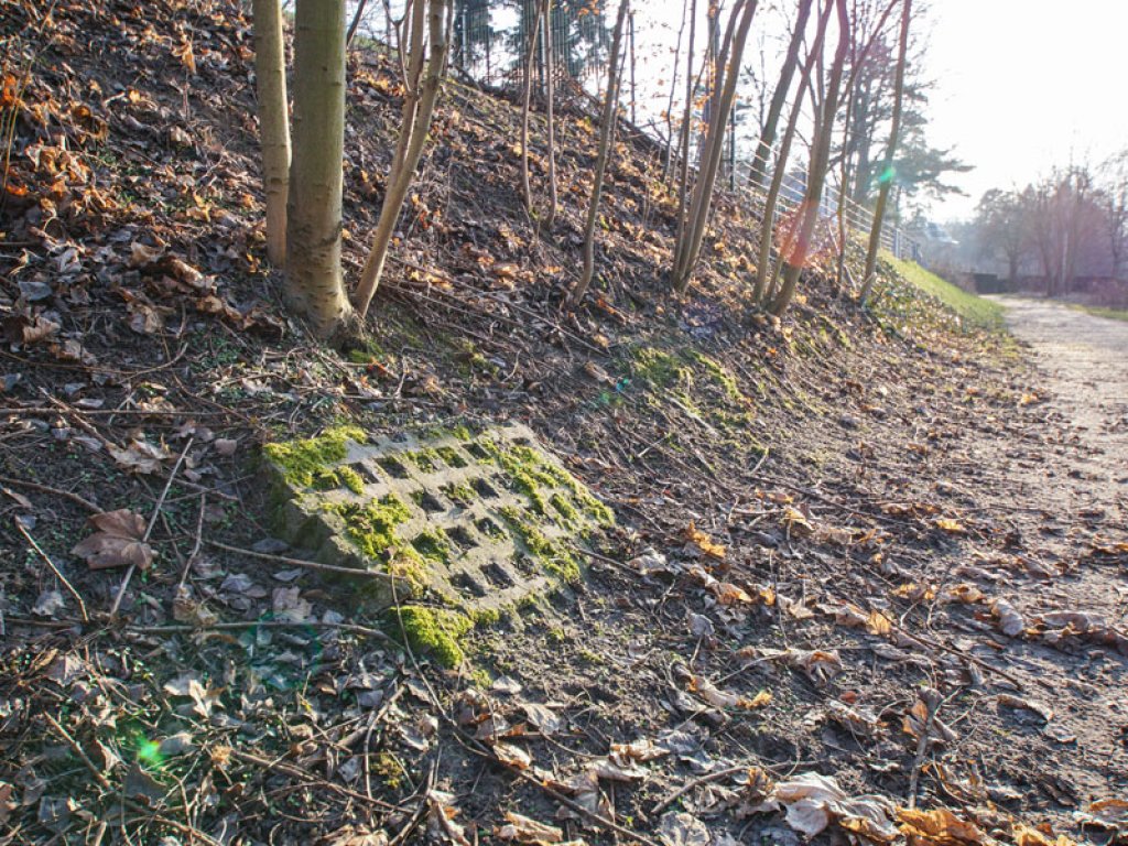 Betonlochplatte der DDR-Grenzanlagen am Griebnitzsee in Potsdam-Babelsberg; Aufnahme 2015