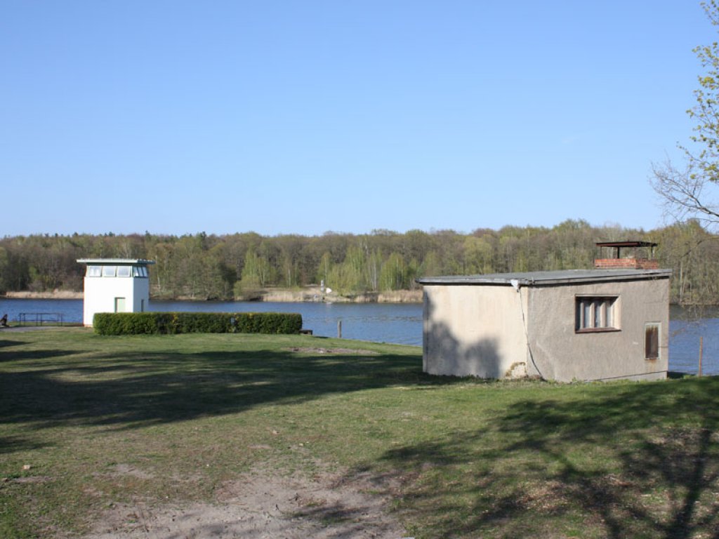 Führungsstelle der Grenztruppen und Transformatorenschuppen (rechts) des DDR-Wasser-Grenzübergangs Nedlitz in Potsdam; Aufnahme 2015