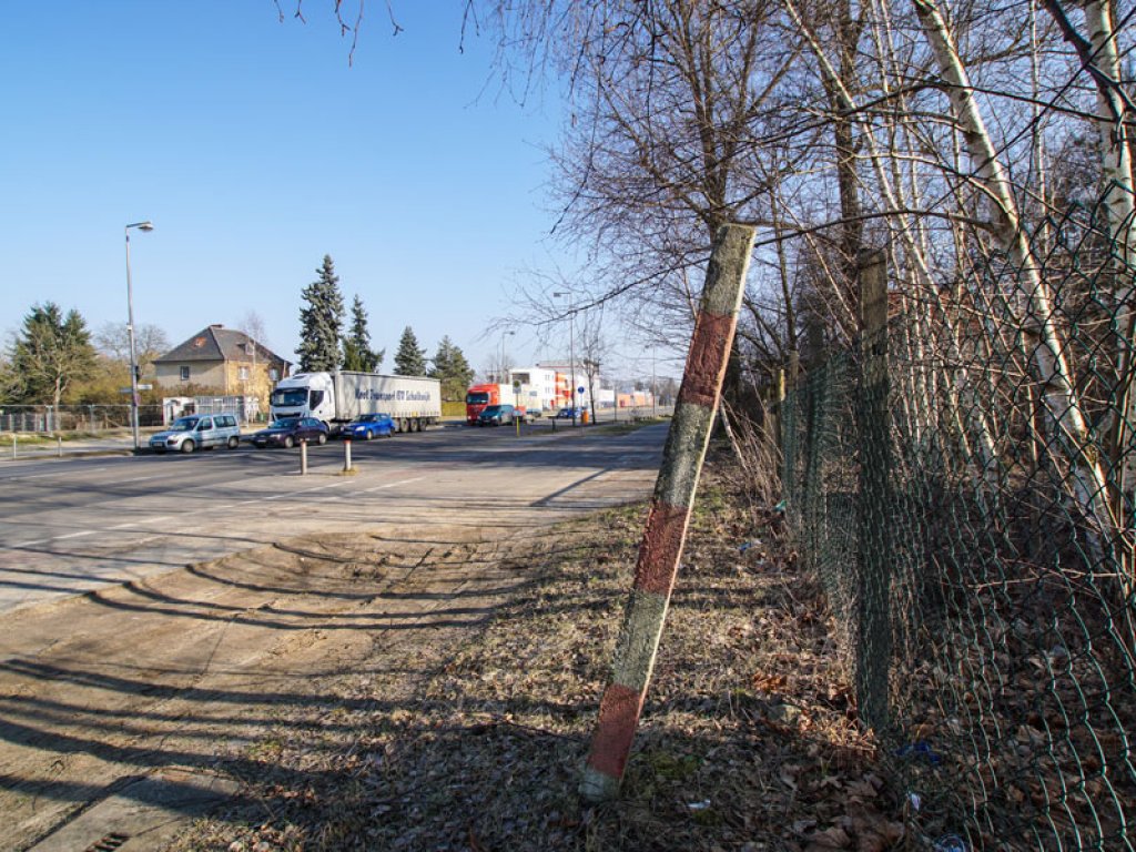 Grenzmarkierungspfosten an der Heerstraße, unweit des DDR-Grenzübergangs Staaken; Aufnahme 2015