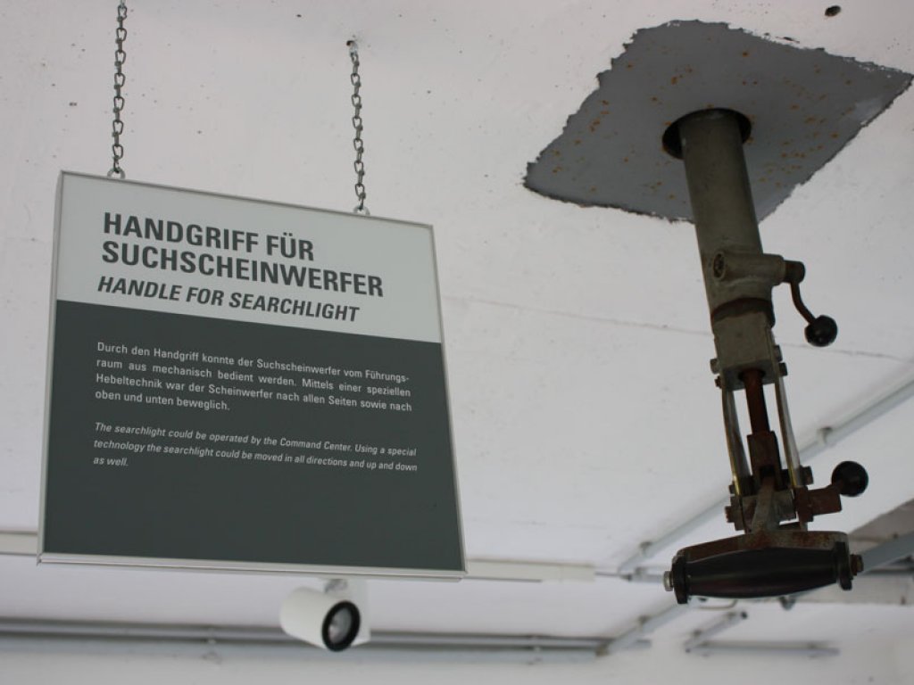 Handgriff für den aufmontierten Suchscheinwerfer auf dem Dach der Führungsstelle der DDR-Grenztruppen in Nieder Neuendorf, heute Grenzturm-Museum der Stadt Hennigsdorf; Aufnahme 2015
