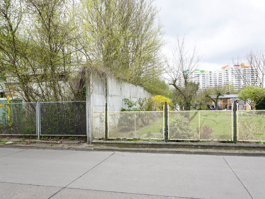 Hinterlandmauer der Vorfeldsicherung des Grenzgebiets nahe der Schillerstraße in Wilhelmsruh (1); Aufnahme 2015