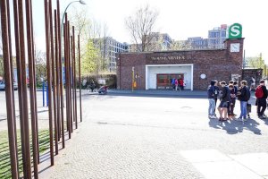 Nachzeichnung der Grenzmauer auf dem Gedenkstättenareal und Eingangsgebäude des Nordbahnhofs an der Garten-/Ecke Bernauer Straße; Aufnahme 2015