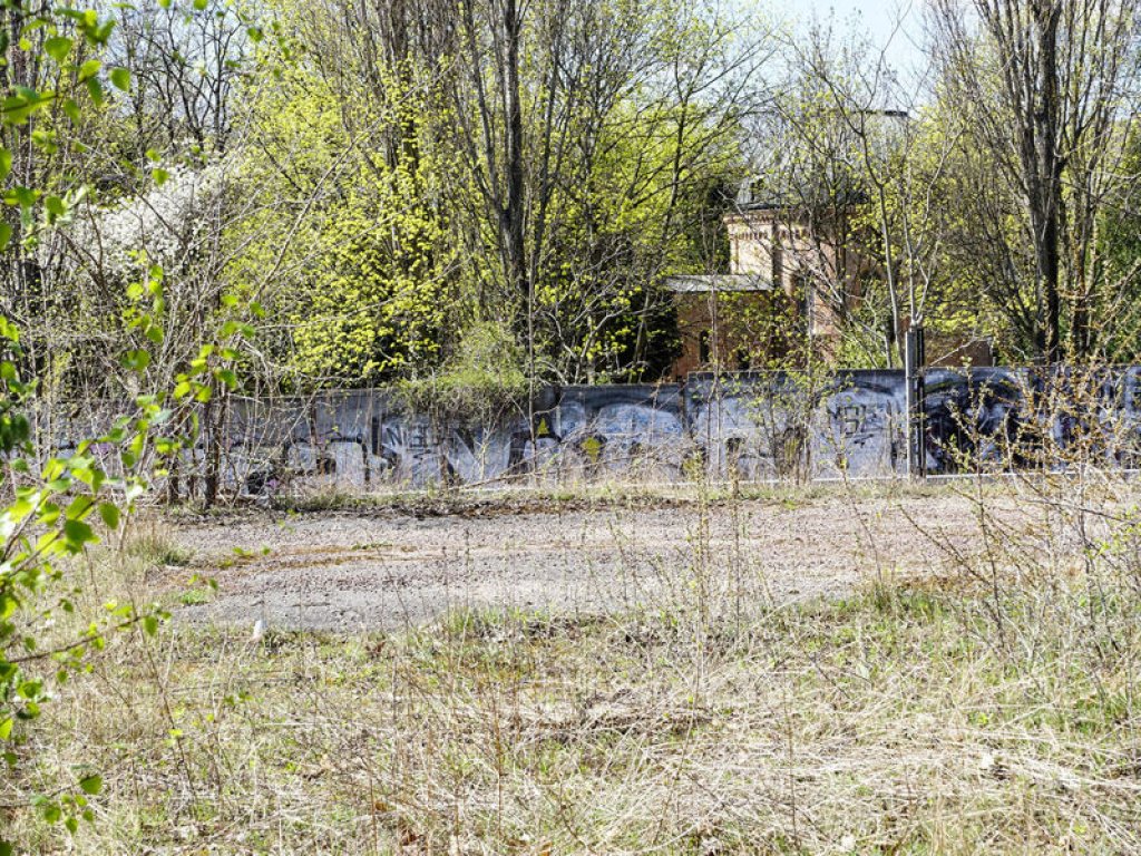 Pfosten des Grenzsignalzauns und Hinterlandsicherungsmauer am Domfriedhof der St. Hedwigsgemeinde im Park am Nordbahnhof; Aufnahme 2015