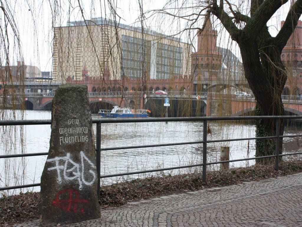 Gedenkstein an der Oberbaumbrücke auf der West-Berliner Seite der Spree für den (damals unbekannten) Udo Düllick, der bei einem Fluchtversuch am 5. Dezember 1961 ertrank; Aufnahme 2016