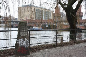Gedenkstein an der Oberbaumbrücke auf der West-Berliner Seite der Spree für den (damals unbekannten) Udo Düllick, der bei einem Fluchtversuch am 5. Dezember 1961 ertrank; Aufnahme 2016