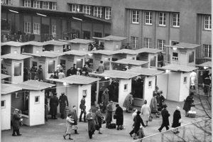 Während des Passierscheinabkommens wurden am DDR-Grenzübergang Bahnhof Friedrichstraße zusätzliche Abfertigungshäuschen aufgestellt; Aufnahme 31. Oktober 1964