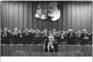 Erich Honecker kurz nach seinem Amtsantritt als Erster Sekretär des Zentralkomitees (ZK) auf dem VIII. Parteitag in Ost-Berlin. Hinter Leonid Breshnew (3. v. li.), Aufnahme 15. Juni 1971