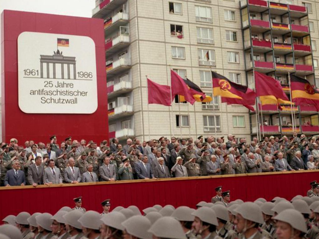25. Jahrestag des Mauerbaus in Ost-Berlin: Parade mit Einheiten der Kampfgruppen, der Nationalen Volksarmee, der Grenztruppen und des Wachregiments "Feliks Dzierzynski"; Aufnahme 13. August 1986