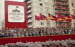 25. Jahrestag des Mauerbaus in Ost-Berlin: Parade mit Einheiten der Kampfgruppen, der Nationalen Volksarmee, der Grenztruppen und des Wachregiments "Feliks Dzierzynski"; Aufnahme 13. August 1986