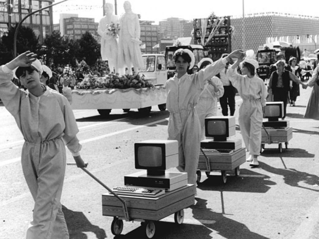 750-Jahr-Feier in Ost-Berlin: Eine Abordnung des Bezirkes Erfurt präsentiert beim Festumzug Arbeitsplatzcomputer aus Sömmerda; Aufnahme 4. Juli 1987  750-Jahr-Feier in Ost-Berlin: Eine Abordnung des Bezirkes Erfurt präsentiert beim Festumzug Arbeitsplatzcomputer aus Sömmerda; Aufnahme 4. Juli 1987