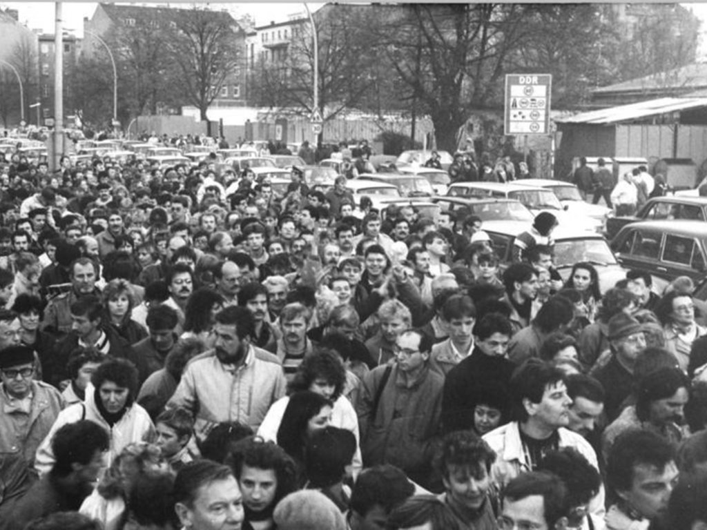 Der Ansturm der DDR-Bürger am Grenzübergang in der Invalidenstraße nimmt nicht ab; Aufnahme 10. November 1989