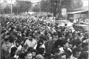 Der Ansturm der DDR-Bürger am Grenzübergang in der Invalidenstraße nimmt nicht ab; Aufnahme 10. November 1989