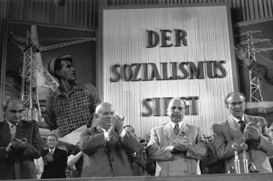 V. Parteitag der SED in der Ost-Berliner Werner-Seelenbinder-Halle (v. l. n. r.: Heinrich Rau, N.S. Chruschtschow, Walter Ulbricht und Otto Grotewohl); Aufnahme 10. Juli 1958