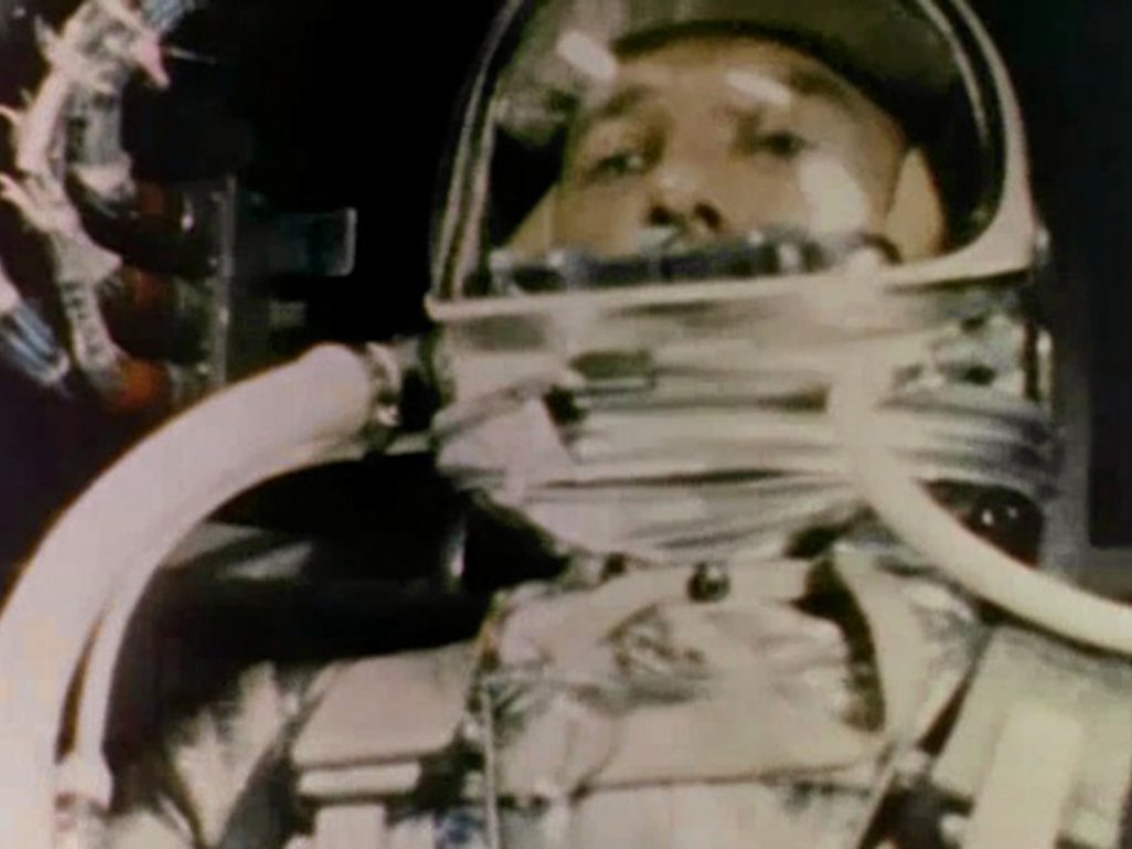Das Farbporträt zeigt Alan B. Shepard im Astronautenanzug. Von seinem Gesicht sind nur Nase und Augen hinter dem Helmvisier zu sehen.