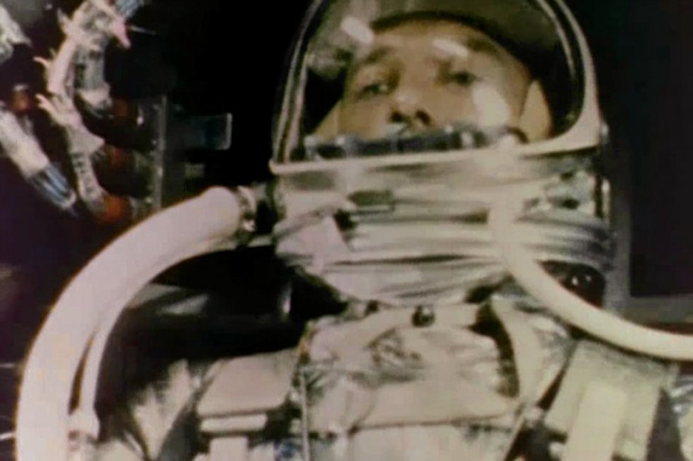 Das Farbporträt zeigt Alan B. Shepard im Astronautenanzug. Von seinem Gesicht sind nur Nase und Augen hinter dem Helmvisier zu sehen.