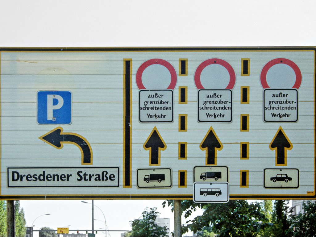 Hinweisschild zur Verkehrsführung des grenzüberschreitenden Verkehrs am Grenzübergang Heinrich-Heine-Straße zwischen den Bezirken Mitte (Ost-Berlin) und Kreuzberg (West-Berlin); Aufnahme 10. Mai 1990