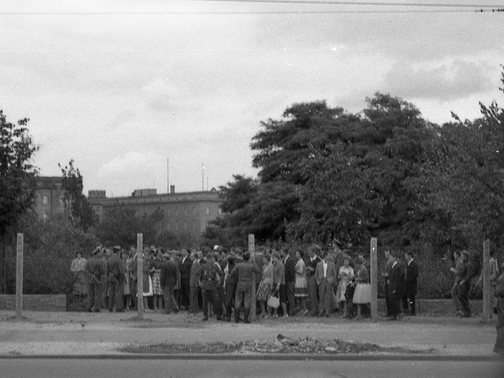 Der Zaun wird geschlossen und die Sektorengrenze ist wieder abgeriegelt; Aufnahme 13. August 1961