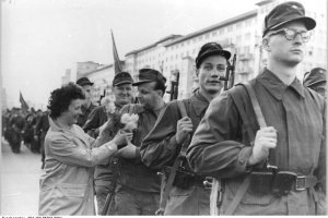 Appell der Ost-Berliner Kampfgruppen, die zur Sicherung des Mauerbaus eingesetzt wurden; Aufnahme 23. August 1961
