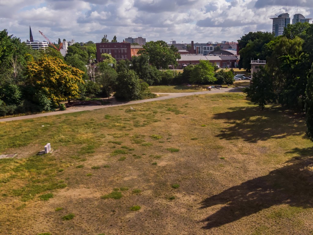 Führungsstelle der DDR-Grenztruppen in Treptow am „Schlesischen Busch“ (an der Puschkinallee) Führungsstelle der DDR-Grenztruppen in Treptow am „Schlesischen Busch“ (an der Puschkinallee)