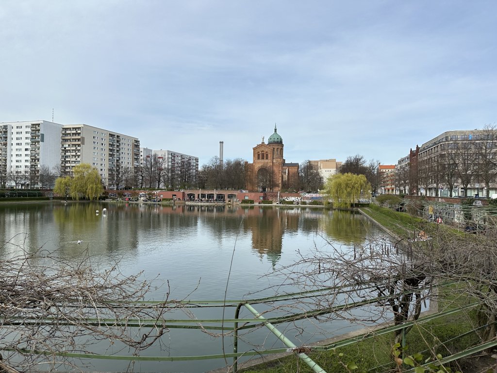 Das Engelbecken und die St. Michael-Kirche im Hintergrund, März 2024