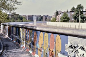 Mauerkunst in Kreuzberg: Die charakteristischen Figuren des K&uuml;nstlers Thierry Noir finden sich auch an der East Side Gallery. Die Bemalung auf der Westseite war nicht legal aber toleriert