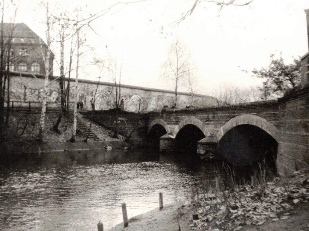 Die Treptower Brücke verbindet die zu Kreuzberg gehörende Lohmühleninsel mit Treptow. Wie andere Brücken über den Landwehrkanal endete sie vor 1990 an der Grenzmauer