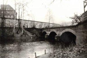Die Treptower Brücke verbindet die zu Kreuzberg gehörende Lohmühleninsel mit Treptow. Wie andere Brücken über den Landwehrkanal endete sie vor 1990 an der Grenzmauer