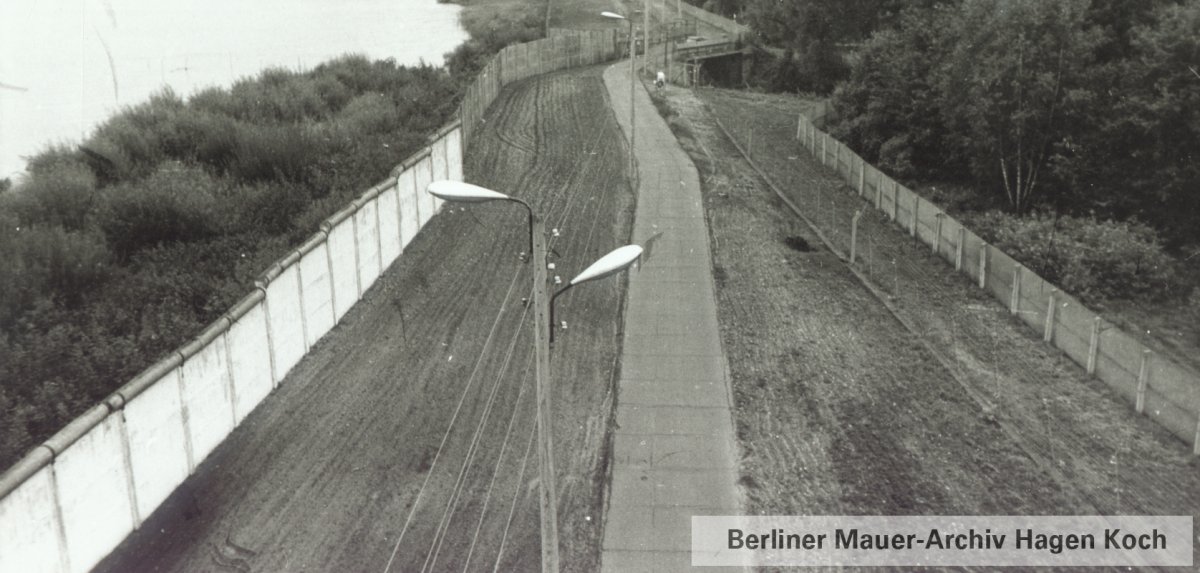 Sperranlagen der Potsdamer Grenze mit Blick auf die Schwanenbrücke und den Hasengraben, der die Havel mit dem Heiligen See verbindet