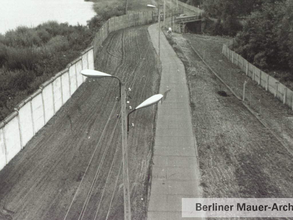 Sperranlagen der Potsdamer Grenze mit Blick auf die Schwanenbrücke und den Hasengraben, der die Havel mit dem Heiligen See verbindet