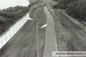 Sperranlagen der Potsdamer Grenze mit Blick auf die Schwanenbr&uuml;cke und den Hasengraben, der die Havel mit dem Heiligen See verbindet