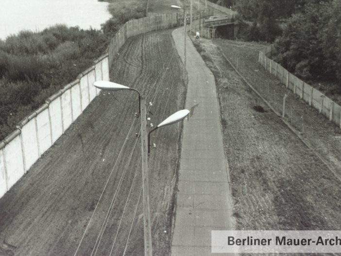 Sperranlagen der Potsdamer Grenze mit Blick auf die Schwanenbrücke und den Hasengraben, der die Havel mit dem Heiligen See verbindet