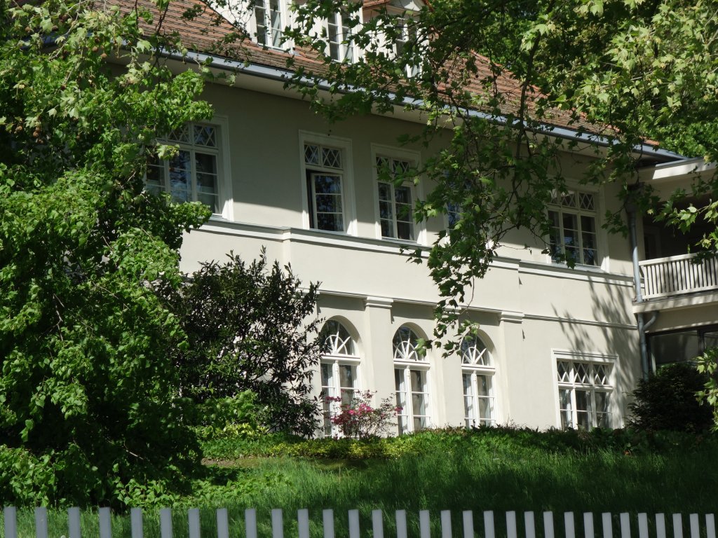Passantenblick auf die Villa Starck