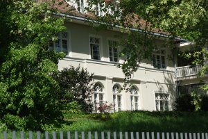 Passantenblick auf die Villa Starck