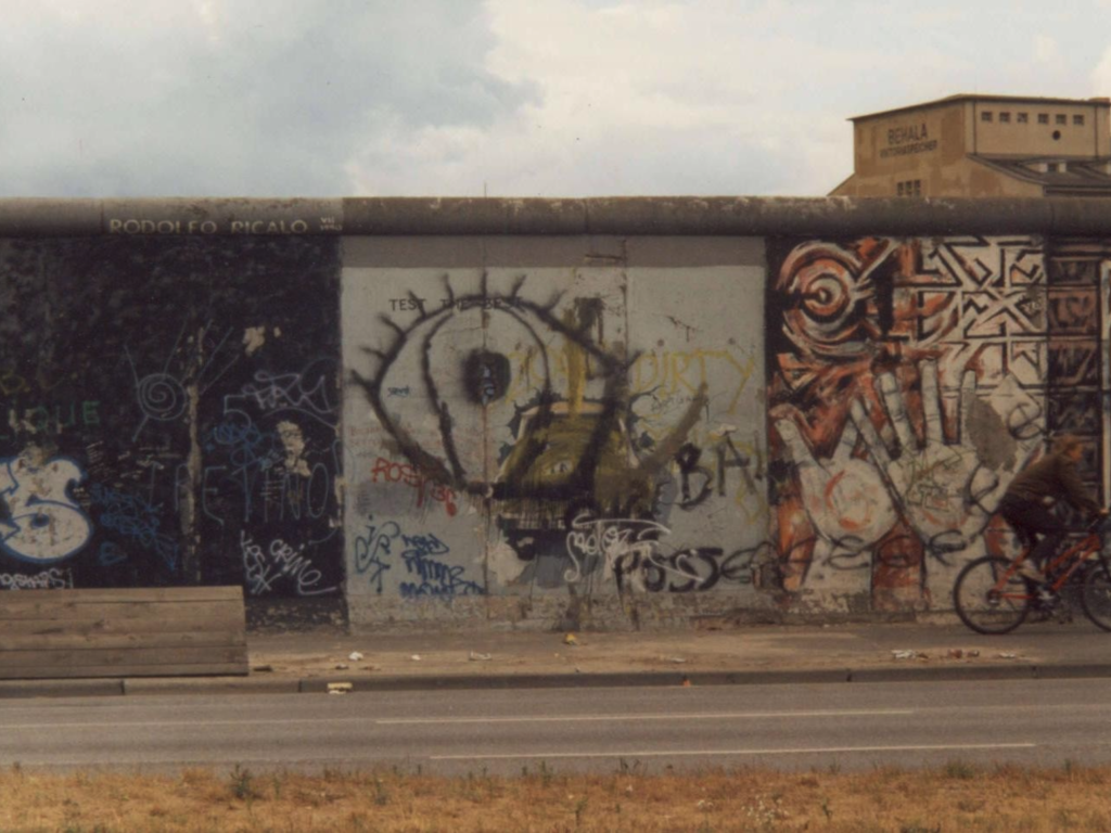 Fünf Jahre nach ihrer Entstehung war die East Side Gallery in schlechtem Zustand