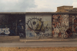 Fünf Jahre nach ihrer Entstehung war die East Side Gallery in schlechtem Zustand