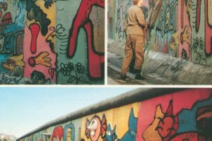 Das Bild besteht aus drei Fotos. Oben links sitzen vier Grenzsoldaten auf der Mauerkrone und halten eine Leiter, die auf der anderen Seite steht. Auf dem rechten Bild stehen drei Grenzsoldaten auf einer Leiter an der Mauer. Der mittlere fasst ein an der Mauer befestigtes Waschbecken von unten an. Auf dem unteren Bild stehen sie vor der Installation aus Waschbecken und Pissoir an der buntbemalten Mauer und fotografieren sie.