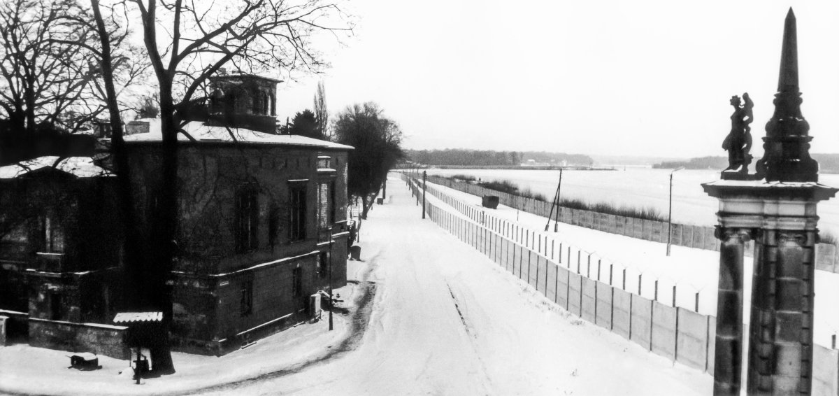 Villa Sch&ouml;ningen an der Glienicker Br&uuml;cke, Blick in Richtung Schwanenallee