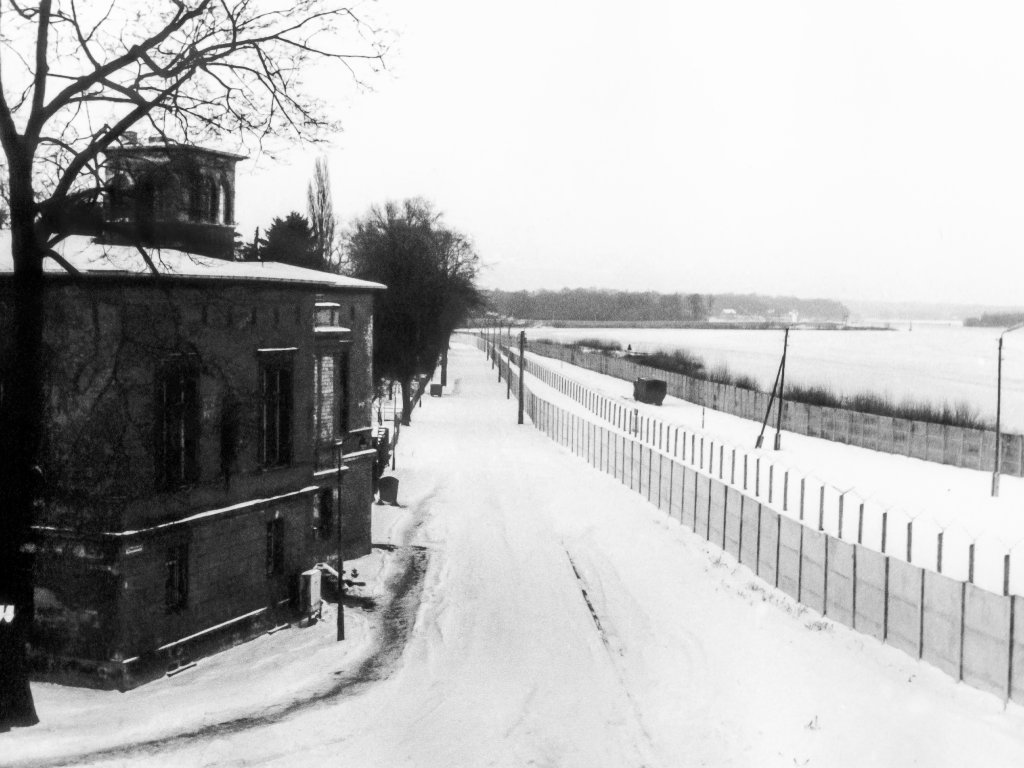 Villa Schöningen an der Glienicker Brücke, Blick in Richtung Schwanenallee