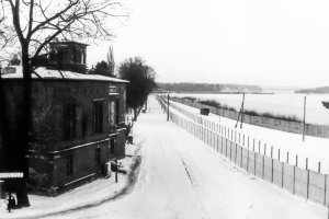 Villa Sch&ouml;ningen an der Glienicker Br&uuml;cke, Blick in Richtung Schwanenallee