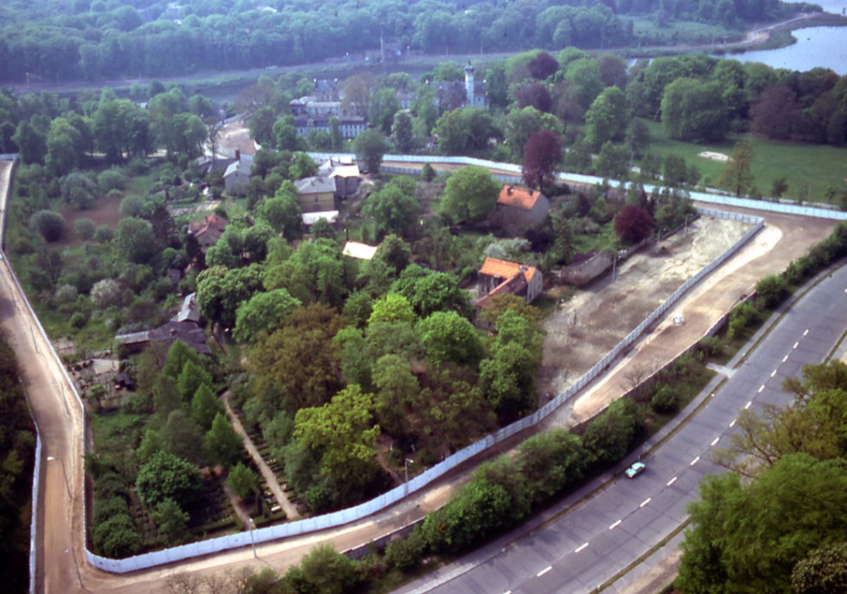 Klein Glienicke and the border strip to West Berlin, around 1984