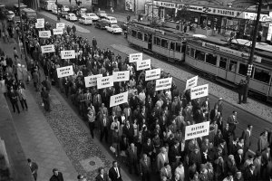 1965: Schweigemarsch zum 4. Jahrestag des Mauerbaus in der Berliner Kantstra&szlig;e: Schilder mit den Namen der Mauertoten bedruckt, werden in die H&ouml;he gehalten.